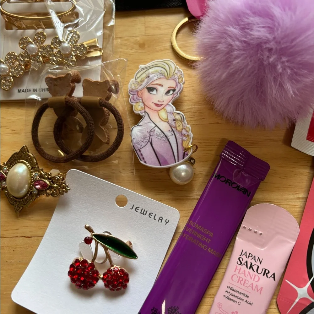 Assorted Beauty and Accessory Set - Picture 8 of 13